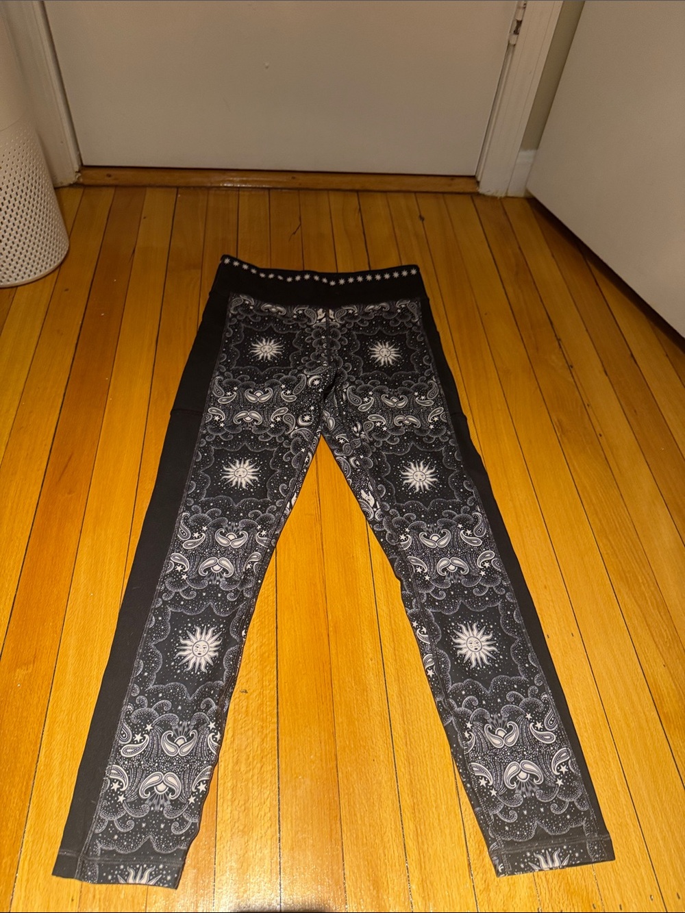 Johnny Was Black & White Paisley-Print Leggings